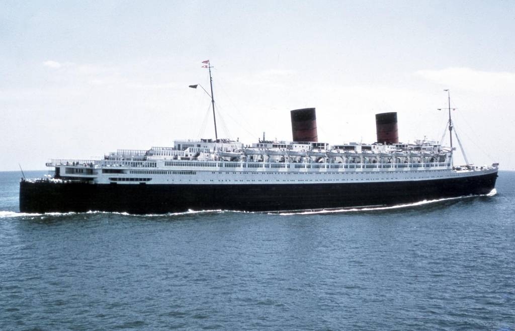 RMS-Queen-Elizabeth-Stern-View-mid-60s