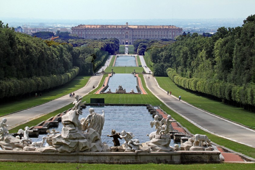 Reggia_di_Caserta,_prospettiva_dalla_fontana_di_Venere_e_Adone_-_panoramio
